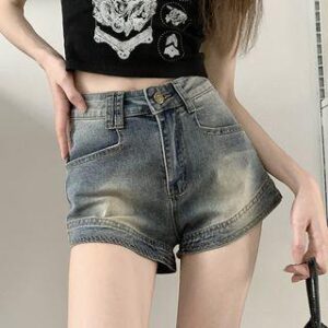 High-Waisted Shorts: Small Details, Strong Style high-waisted shorts fashion styling inspiration