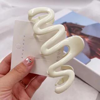 Wavy Hair Claw WCXA5-1 - Cream White | Allyrinta by Allyrinta