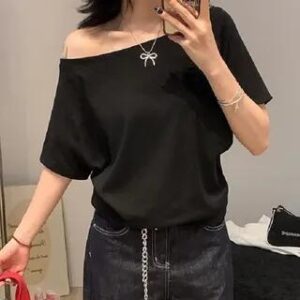 Black Fitted Off-Shoulder Tee: An Effortless Fashion Styling Guide Black Fitted Off-Shoulder Tee fashion styling inspiration