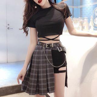 Short-Sleeve Cropped T-Shirt / Shorts / Pleated Skirt / Faux Leather Belt T-Shirt - Black by Daybreak